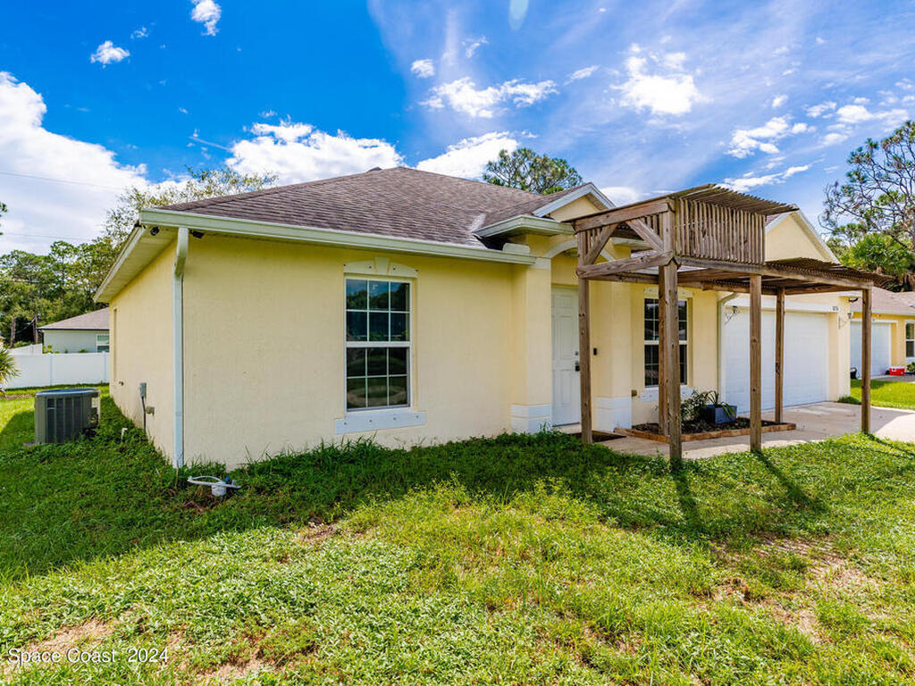 8256 104th Court, Vero Beach, FL 32967