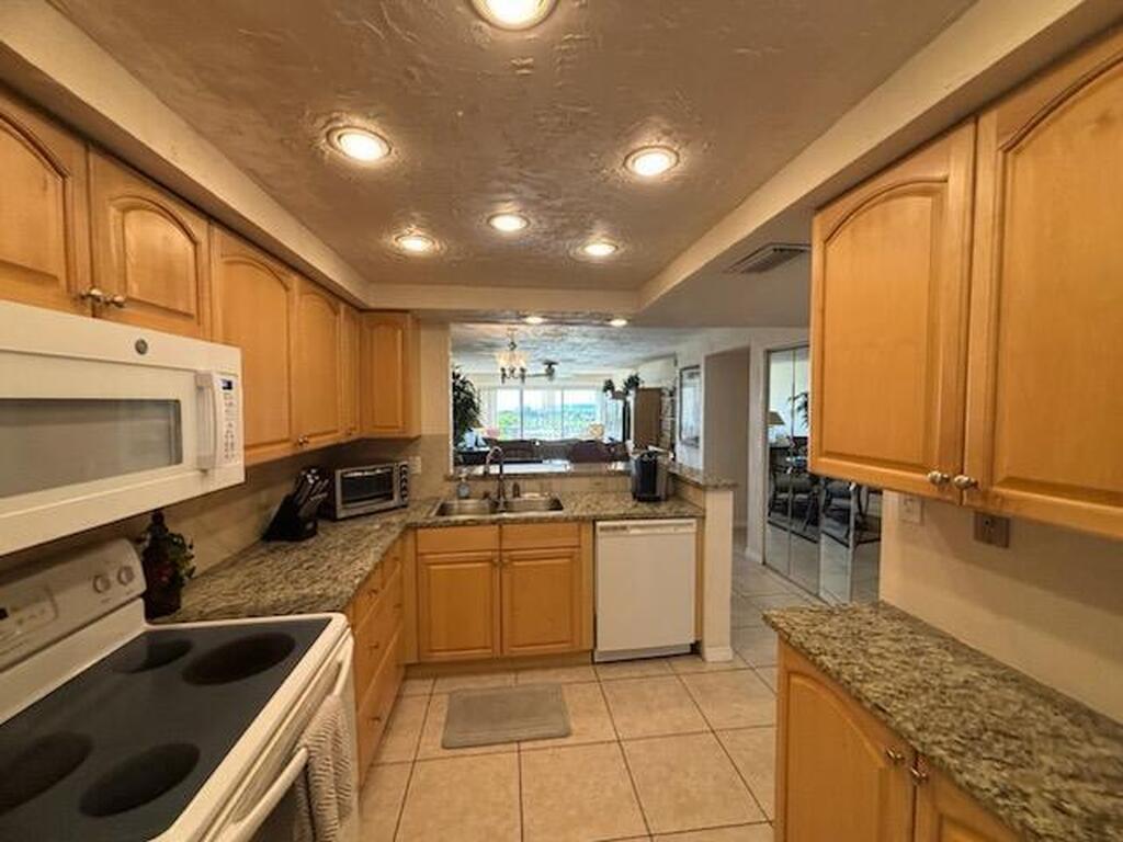 1305 S Atlantic Avenue, Cocoa Beach, FL 32931