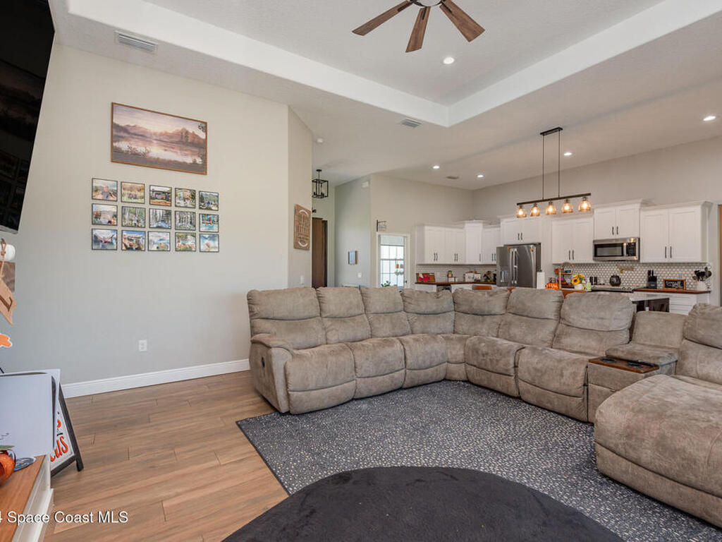 5270 Dixie Way, Mims, FL 32754