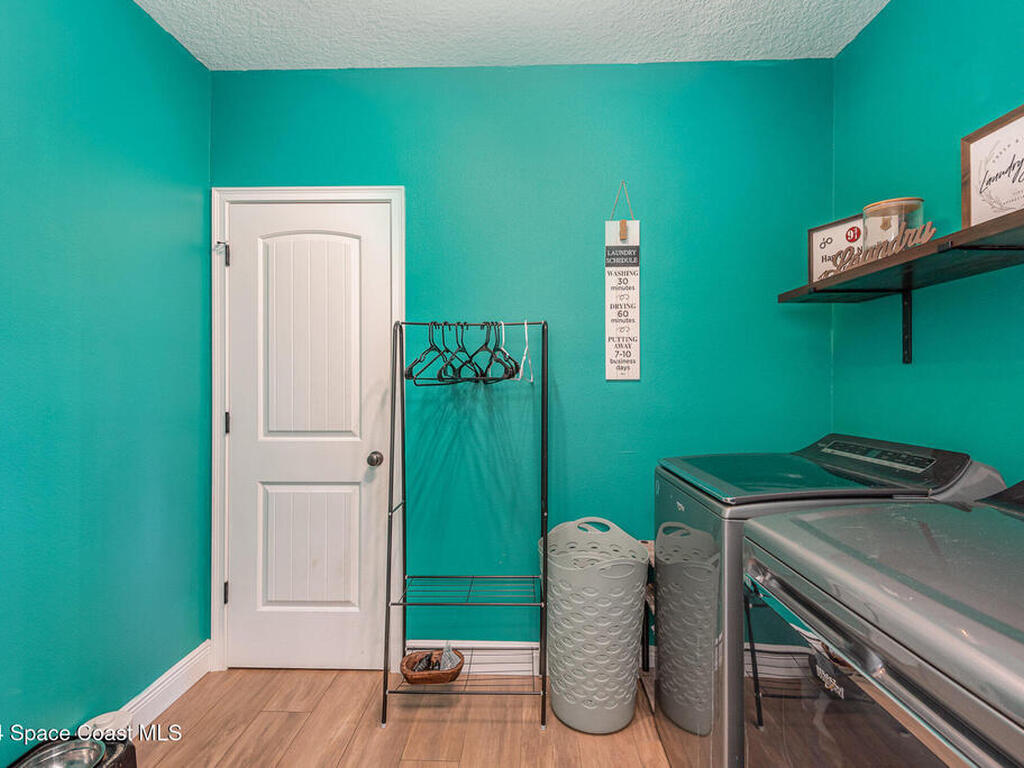 5270 Dixie Way, Mims, FL 32754