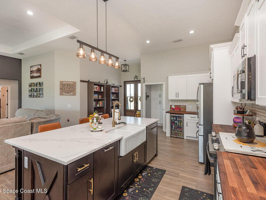5270 Dixie Way, Mims, FL 32754