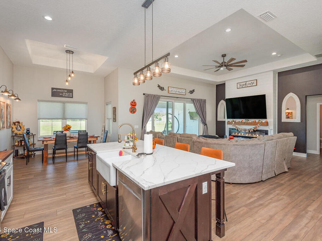 5270 Dixie Way, Mims, FL 32754
