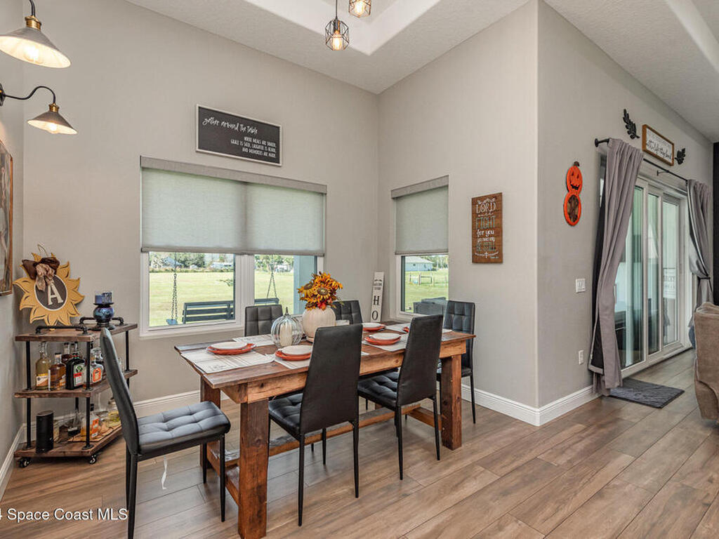 5270 Dixie Way, Mims, FL 32754