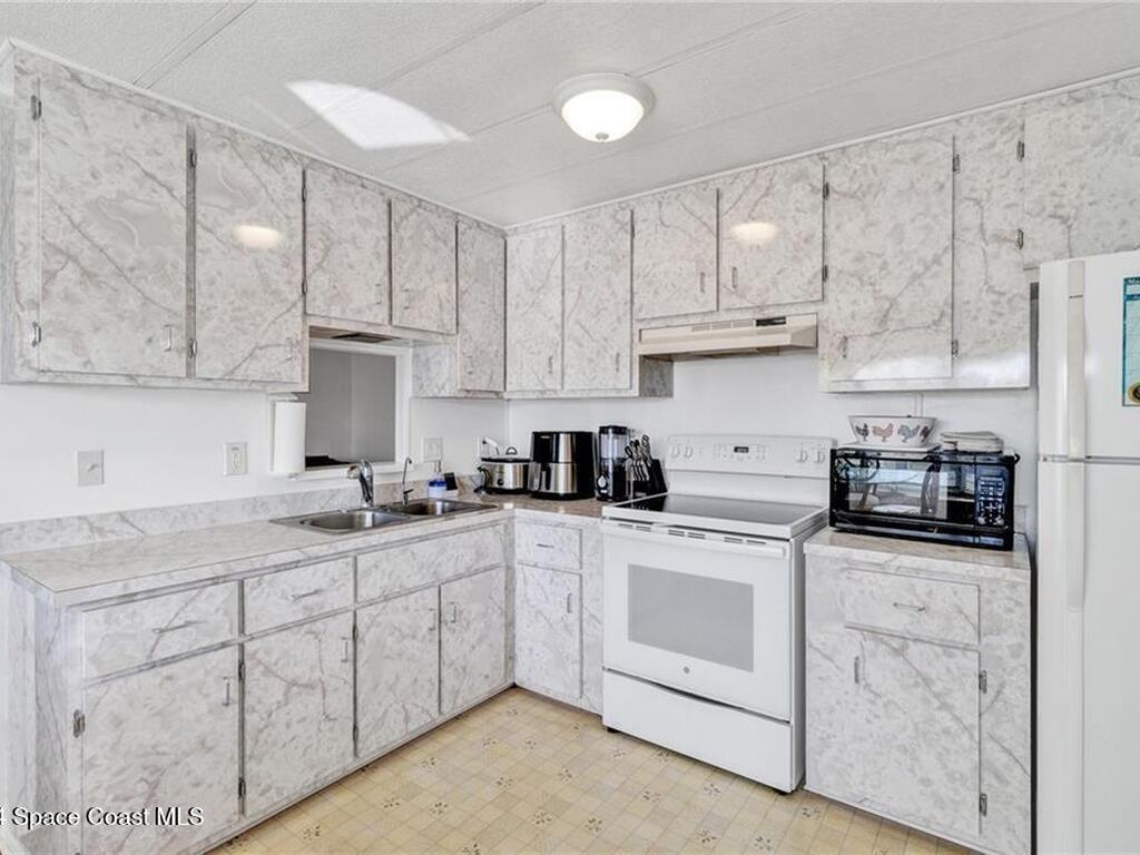 942 Wren Circle, Barefoot Bay, FL 32976