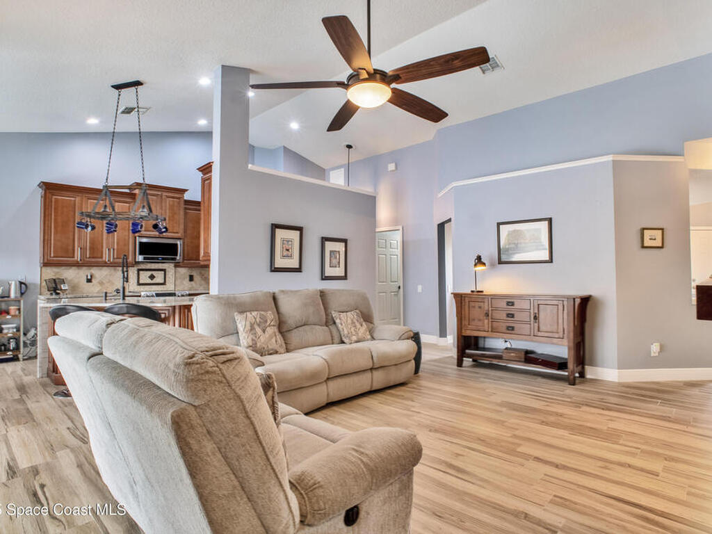 632 Strihal Loop, Oakland, FL 34787