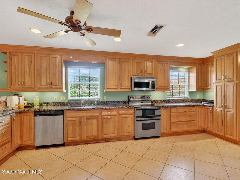 6581 Hillside Lane, Lake Worth, FL 33467