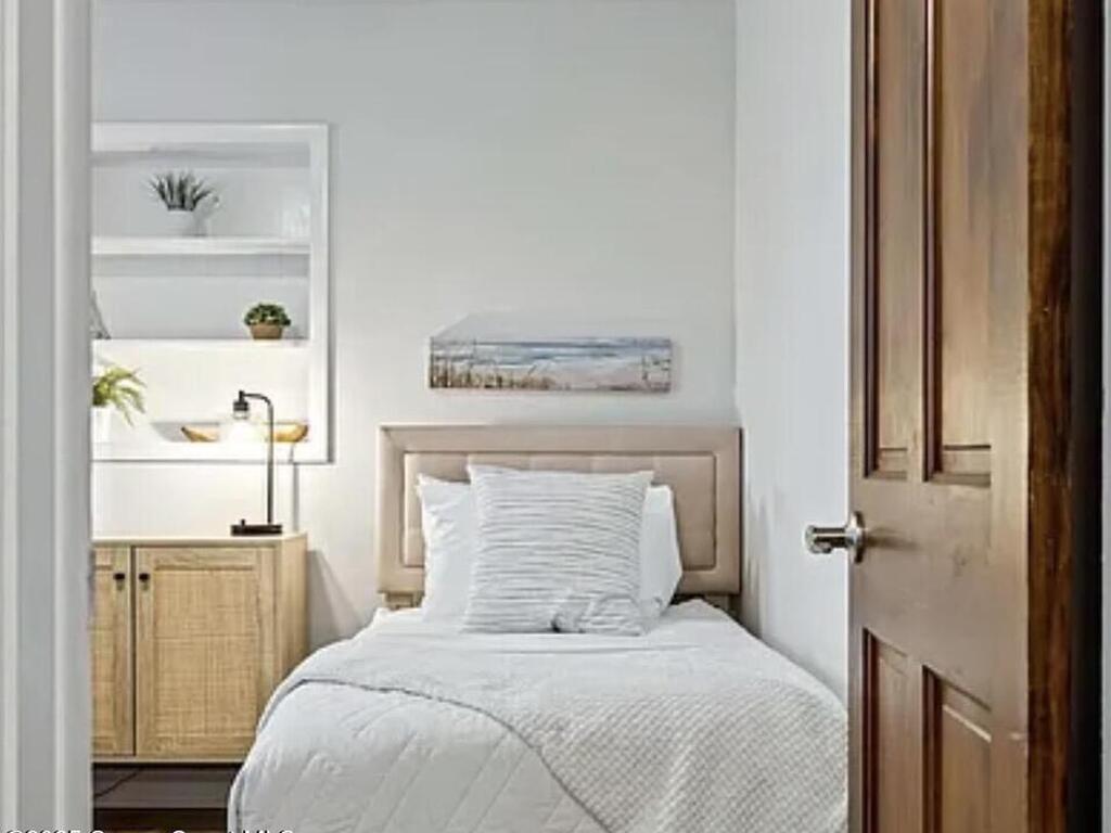 105 NE 3rd Street, Satellite Beach, FL 32937