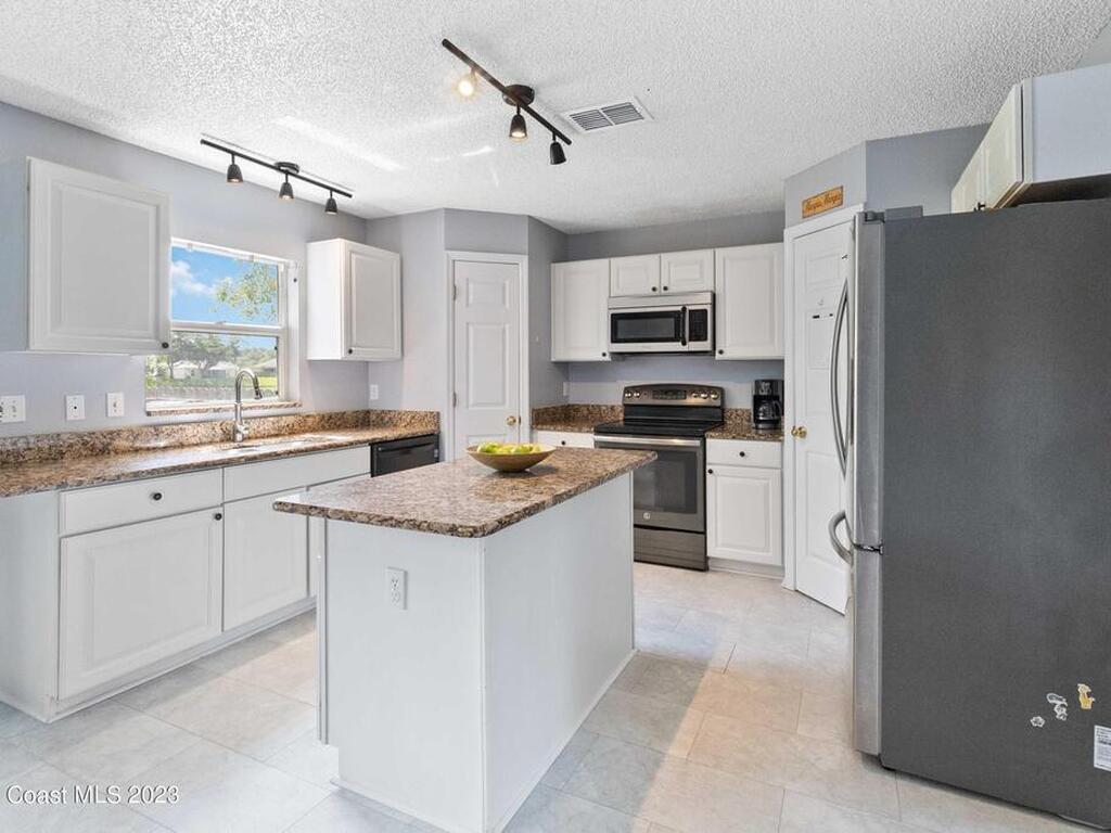 1531 Vista Lake Circle, Melbourne, FL 32904