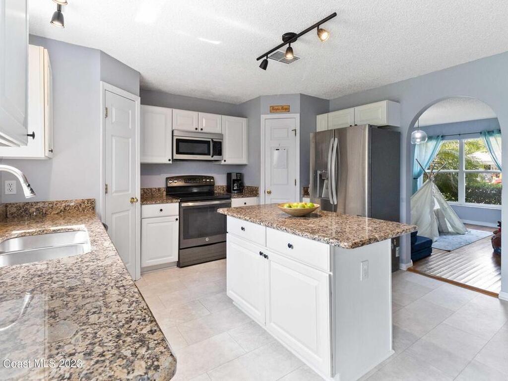 1531 Vista Lake Circle, Melbourne, FL 32904