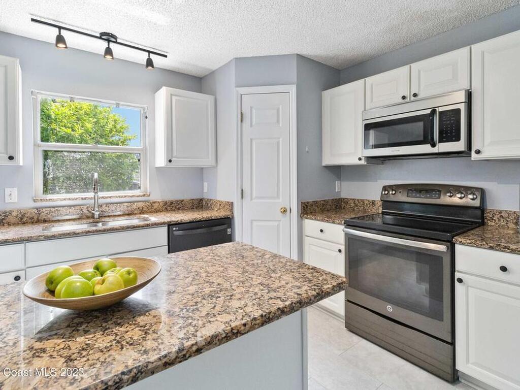 1531 Vista Lake Circle, Melbourne, FL 32904