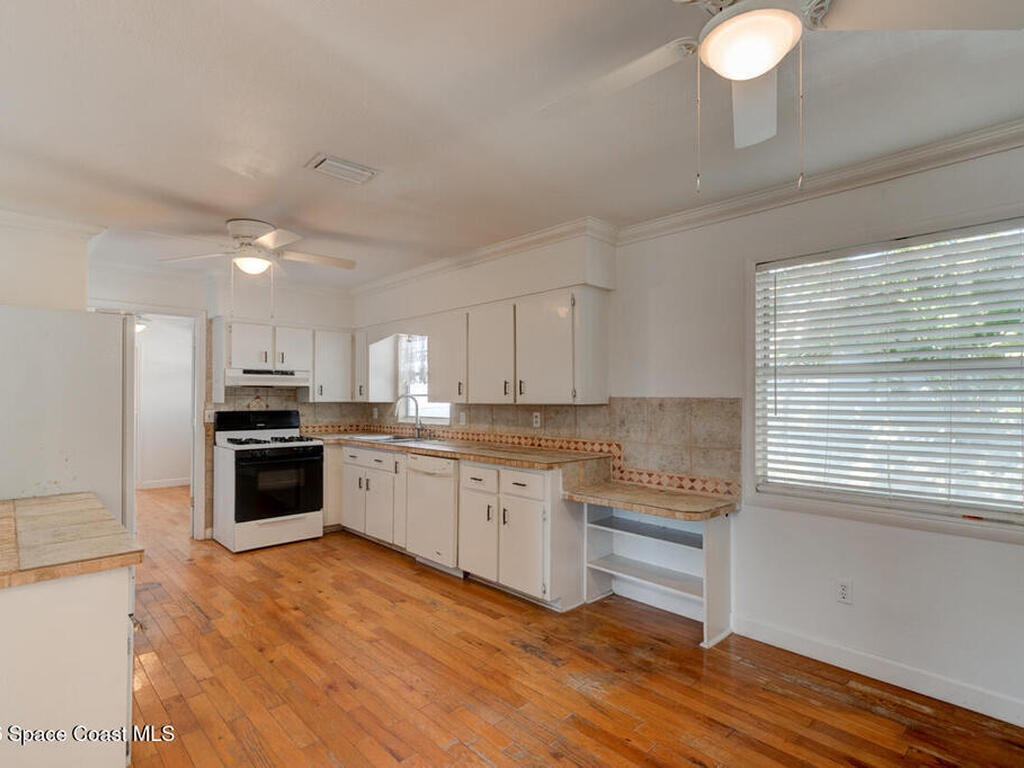 922 Locust Street, New Smyrna Beach, FL 32169