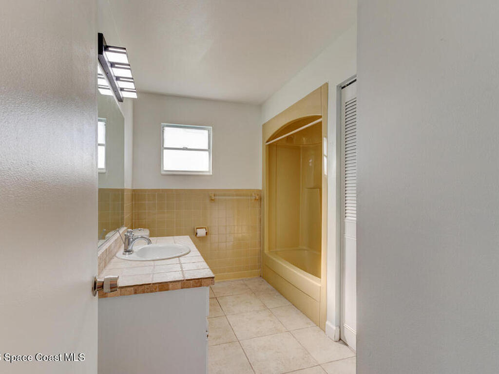 922 Locust Street, New Smyrna Beach, FL 32169