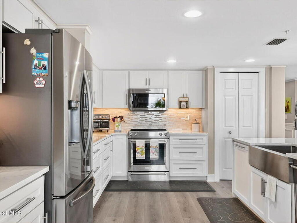 8472 Ridgewood Avenue, Cape Canaveral, FL 32920