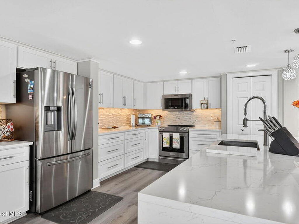 8472 Ridgewood Avenue, Cape Canaveral, FL 32920