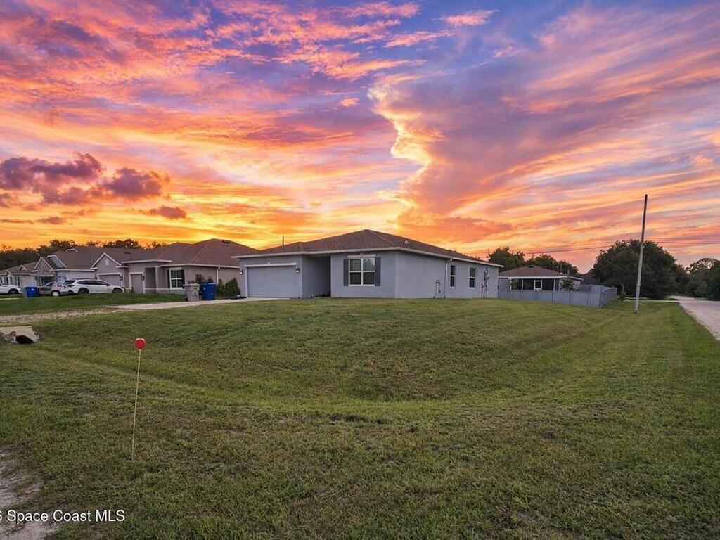 8975 102nd Avenue, Vero Beach, FL 32967