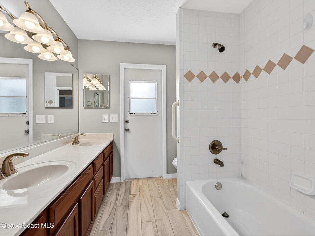 306 Lake Victoria Circle, Melbourne, FL 32940