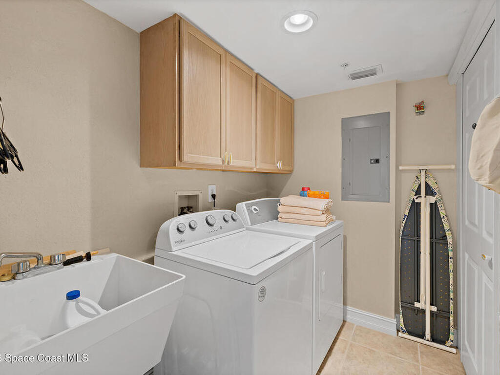 8472 Ridgewood Avenue, Cape Canaveral, FL 32920